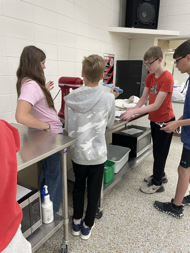 Trevyn Smith, owner of Cake My Day, visited Bake Me Happy to talk about starting her own cupcake business. She shared her knowledge and experience with students.