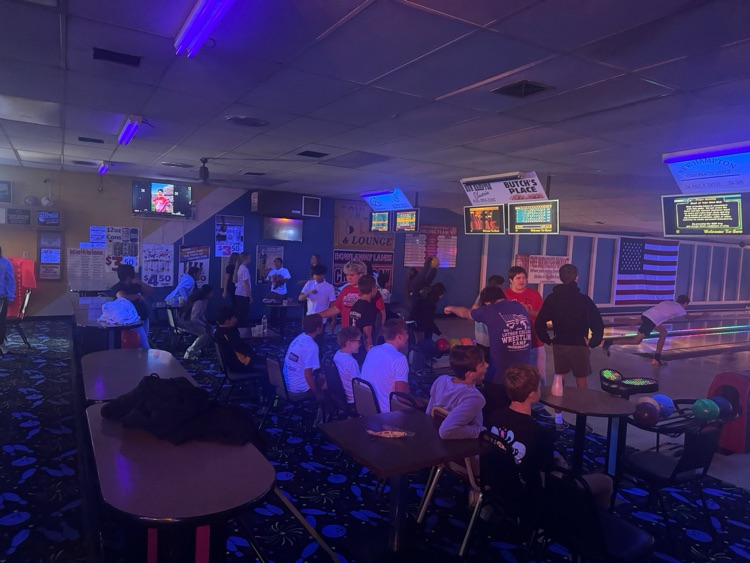 The 8th graders celebrated a great start to the year at Bowl Away Lanes! Strikes were rolled, spares were made, and songs were sung! What a great way to celebrate a positive first quarter! 
