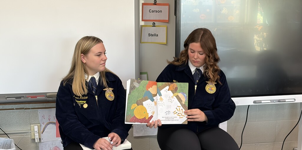 ✨YOUNG FARMER READING✨  On October 5th, 8 New Hampton FFA members visited New Hampton Elementary. Here they had the chance to read agriculture related children's books and educate them about FFA and agriculture. This is a great tradition the members get to do to connect with future agriculture leaders!   FFA Members Attended:  Alexa Mashek Emma Damjonovic Brenna Throndson Amelia Einck Abby Kuhn Claire Miller Kaidance Hall Rylie Rochford