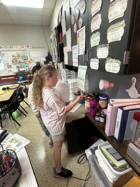 Our 4th graders were on the ball in literacy class as they tackled idioms with an active SCOOT game around the room! 🤩  Moving from station to station, students put their figurative language skills to the test to decode common expressions. We love seeing our learners put their best foot forward while having a blast! 👣💡  #LiteracyInAction #FourthGradeFun #FigurativeLanguage