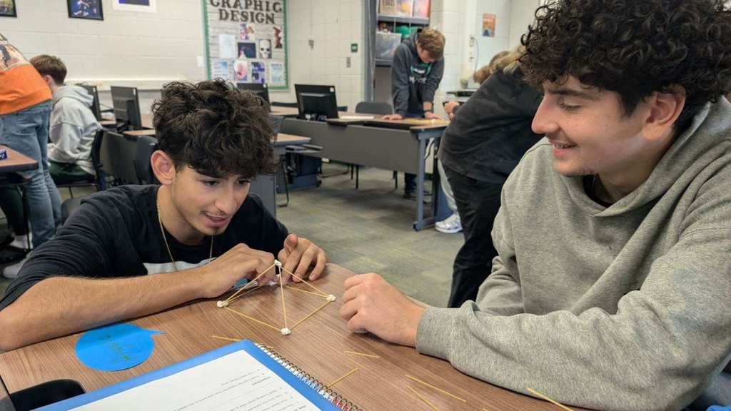 students with marshmallow challenge