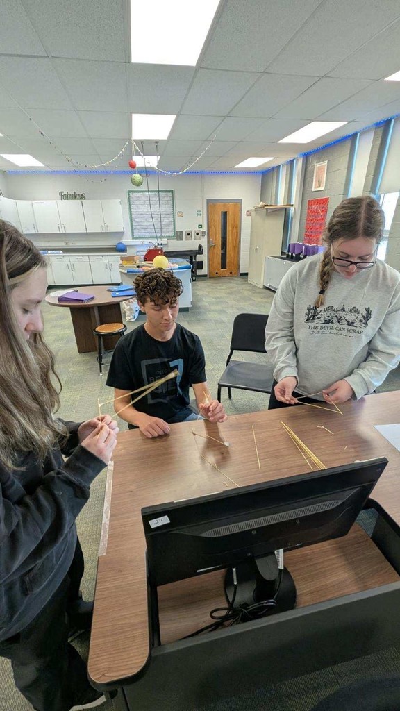 students with marshmallow challenge