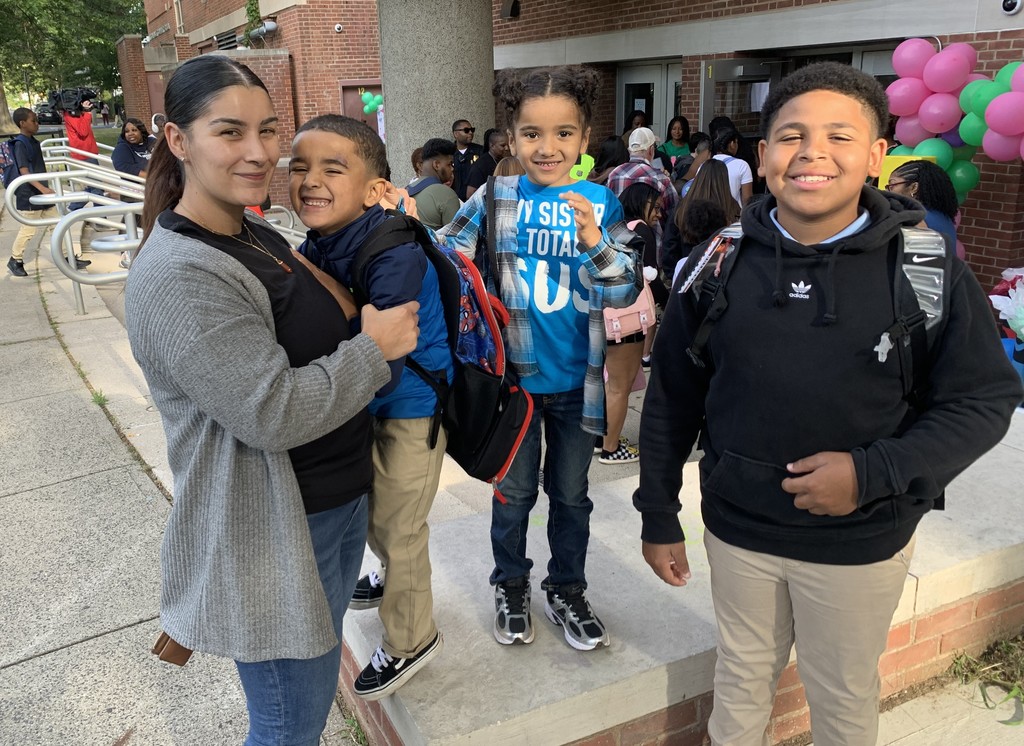 Students and families meet the mayor and the superintendent at Lincoln Bassett