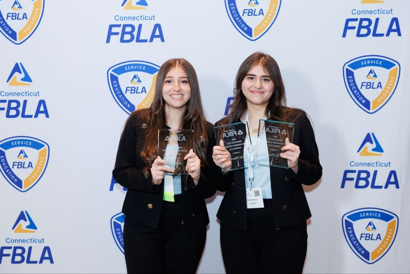Sham Mahaini (left) and Shahd Mahaini (right): Gold Chapter Award