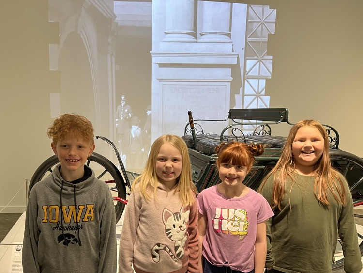 Learning about Americas first car 🛞 