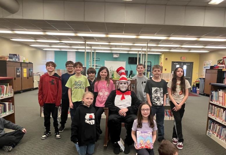 4th grade students with Cat in the Hat