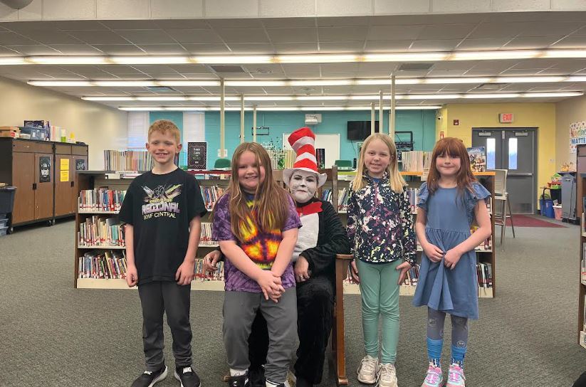 2nd grade students with Cat in the Hat