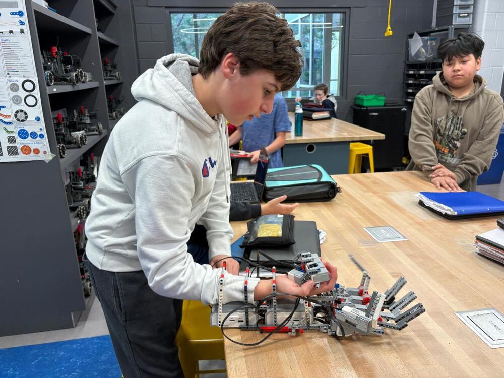 MS Steam mechanical arm built by a student