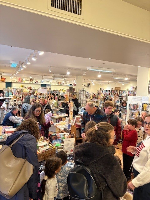 Picture of shoppers at bookstore