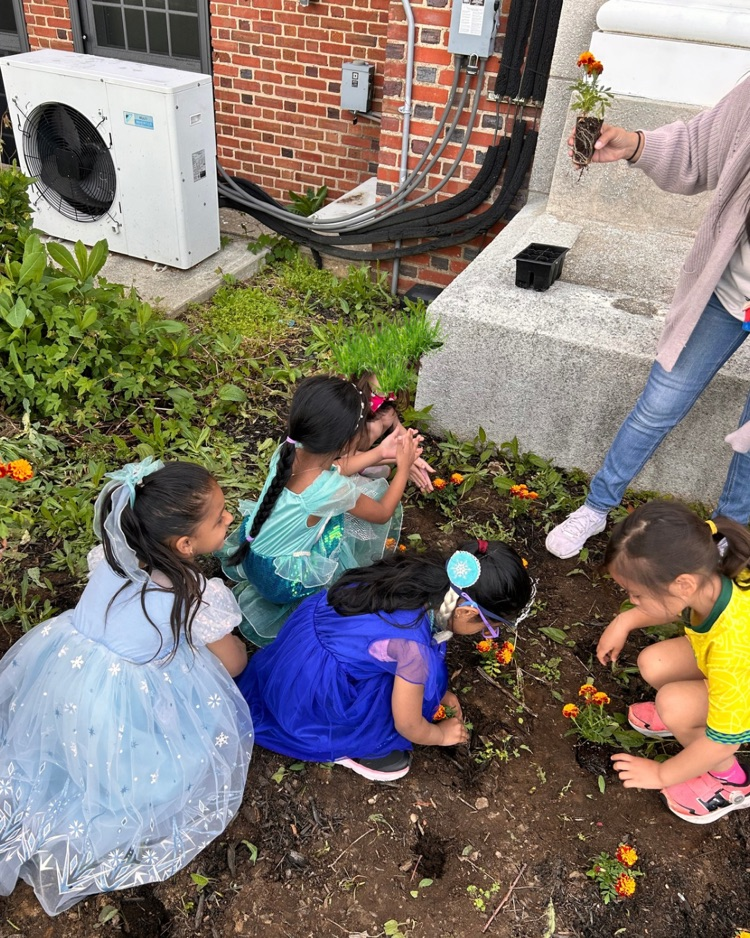 kids planting 