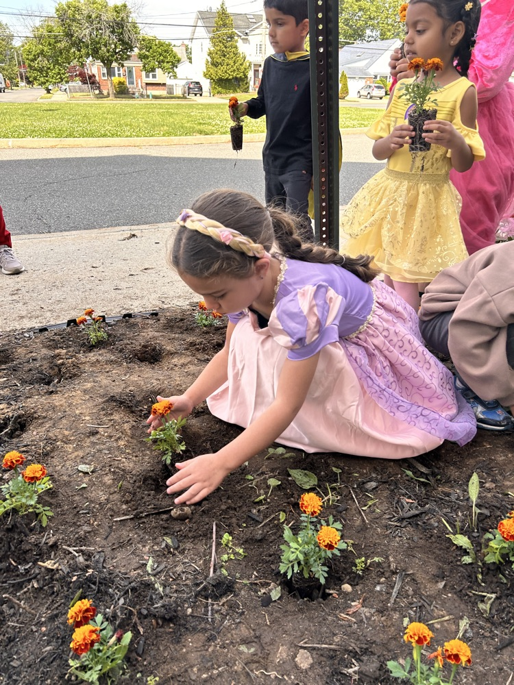 kids planting 
