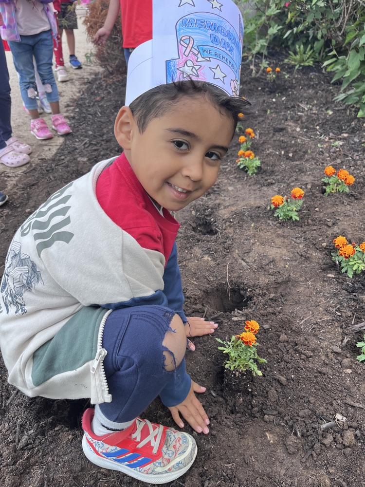 kids planting 