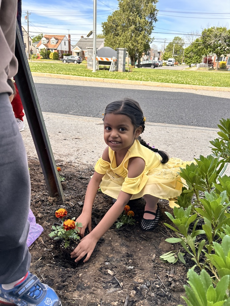 kids planting 
