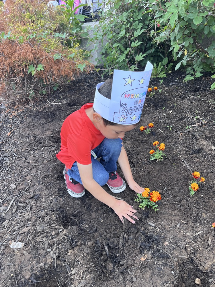 kids planting 