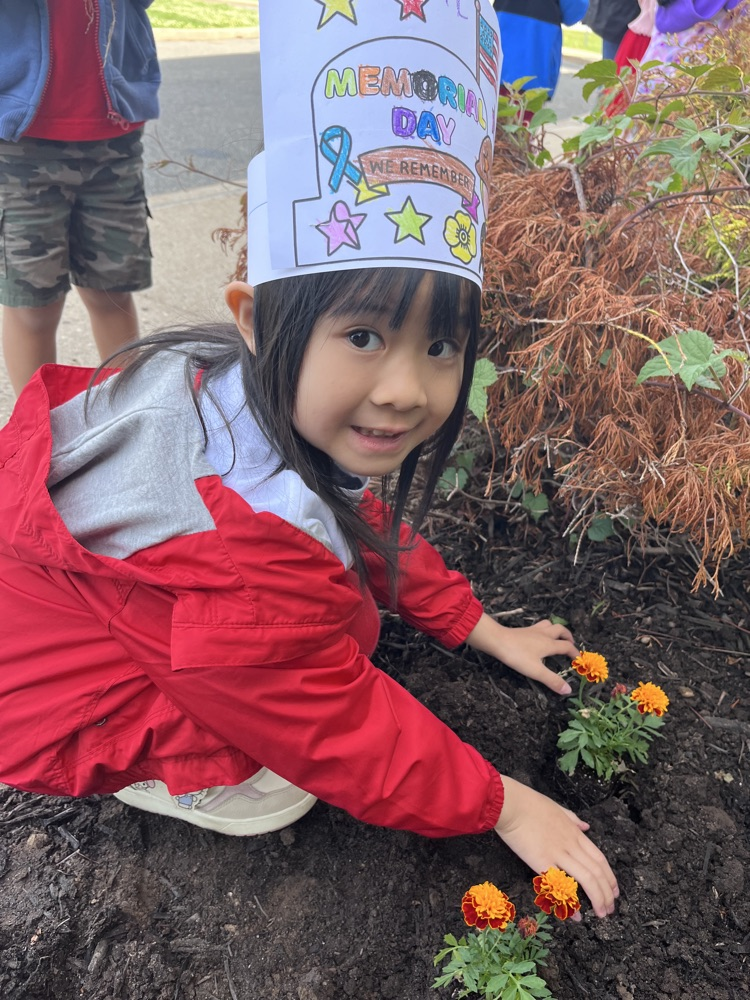 kids planting 