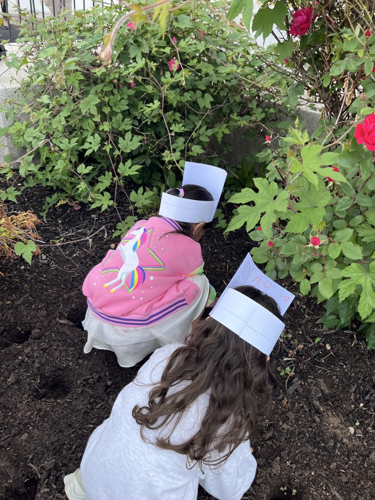 kids planting 