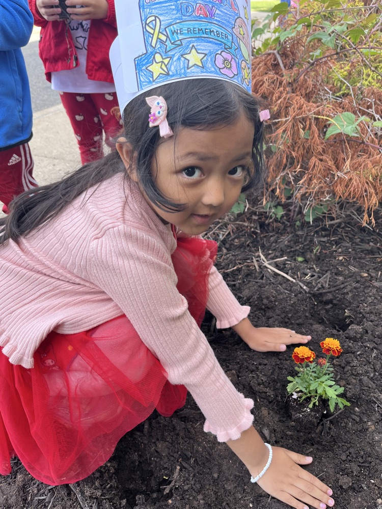 kids planting 