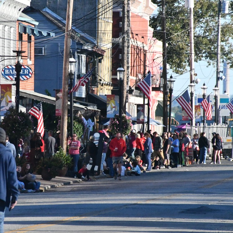The view of the streets along the village before the parade began