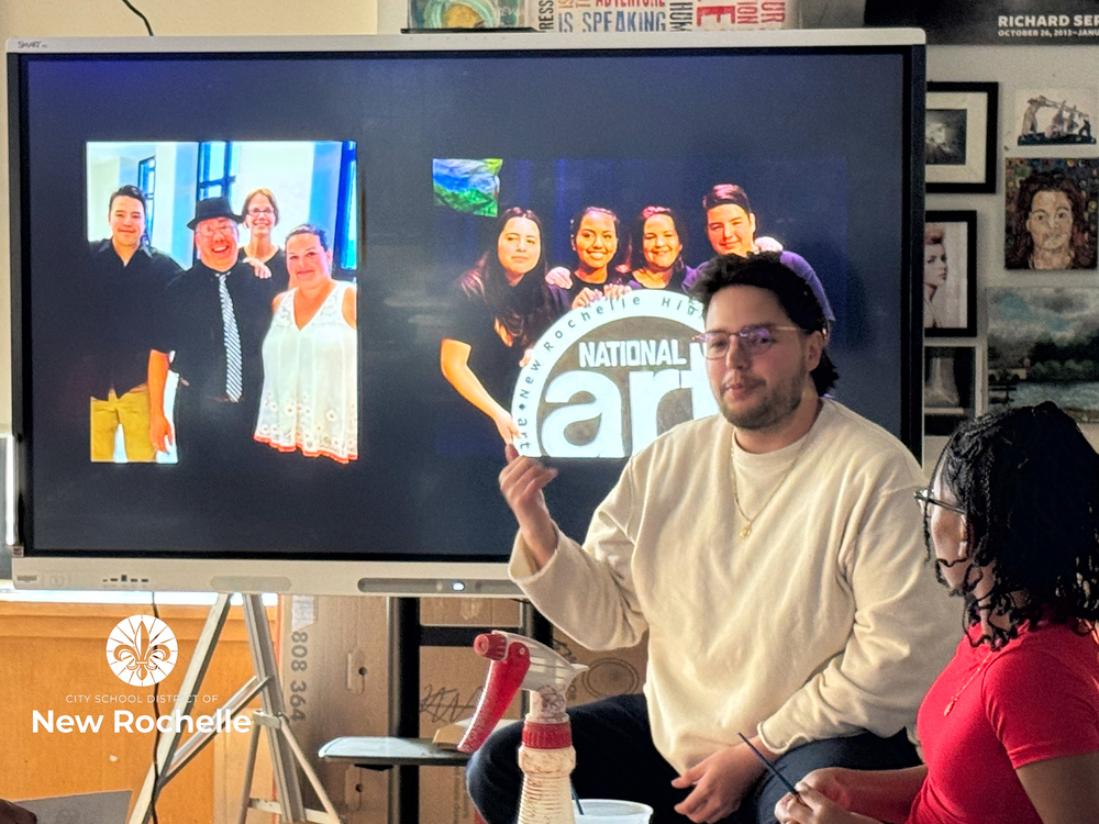 luiz diaz doing a presentation for students