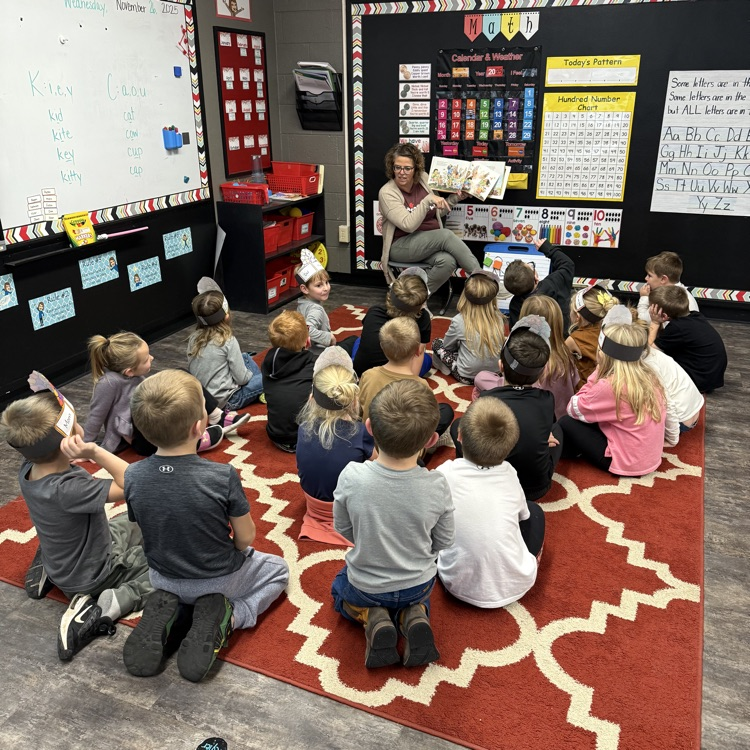 Today Mrs. Seaburg’s class and Mrs. Yri’s class celebrated a Friendsgiving by reading, “T’was the Night Before Thanksgiving” and made turkey snacks 🦃