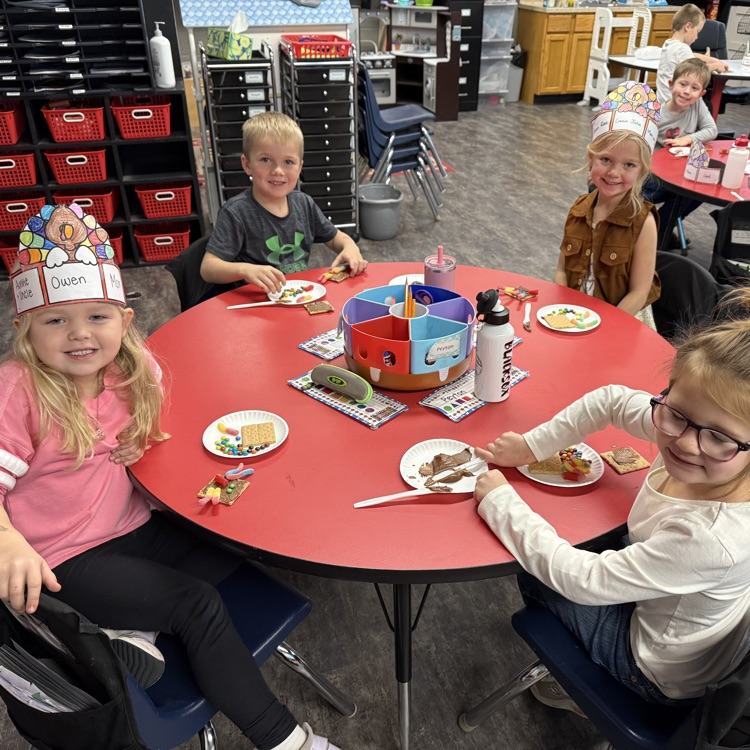 Today Mrs. Seaburg’s class and Mrs. Yri’s class celebrated a Friendsgiving by reading, “T’was the Night Before Thanksgiving” and made turkey snacks 🦃