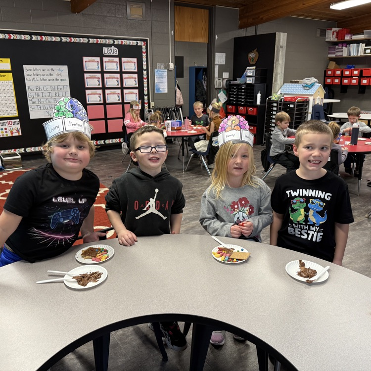 Today Mrs. Seaburg’s class and Mrs. Yri’s class celebrated a Friendsgiving by reading, “T’was the Night Before Thanksgiving” and made turkey snacks 🦃