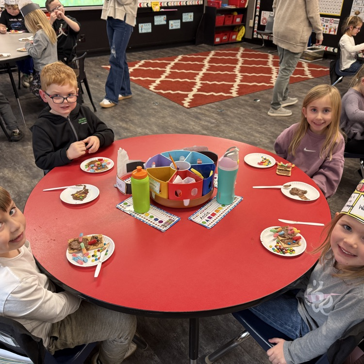Today Mrs. Seaburg’s class and Mrs. Yri’s class celebrated a Friendsgiving by reading, “T’was the Night Before Thanksgiving” and made turkey snacks 🦃