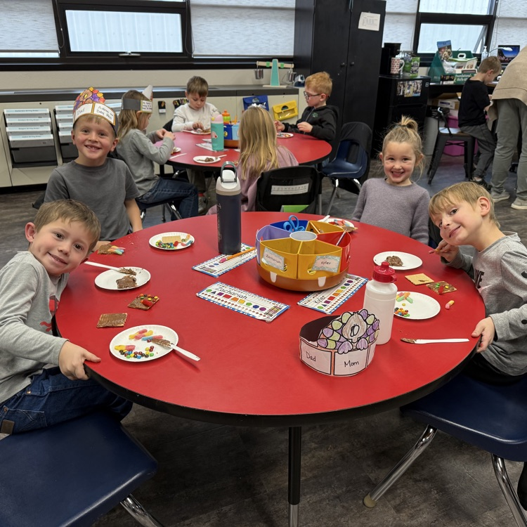 Today Mrs. Seaburg’s class and Mrs. Yri’s class celebrated a Friendsgiving by reading, “T’was the Night Before Thanksgiving” and made turkey snacks 🦃