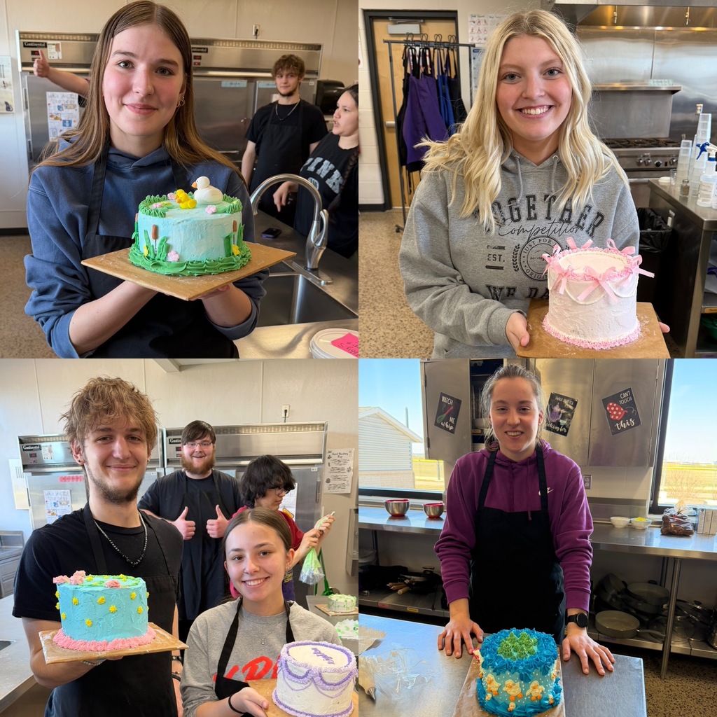 5 students presenting their homemade cakes.