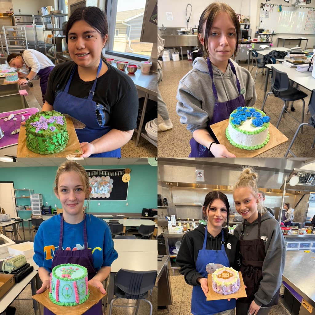 5 students presenting their homemade cakes.