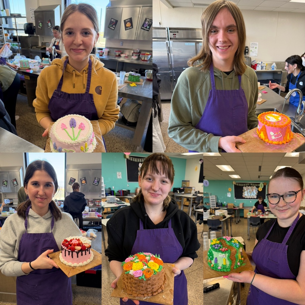 5 students presenting their homemade cakes.
