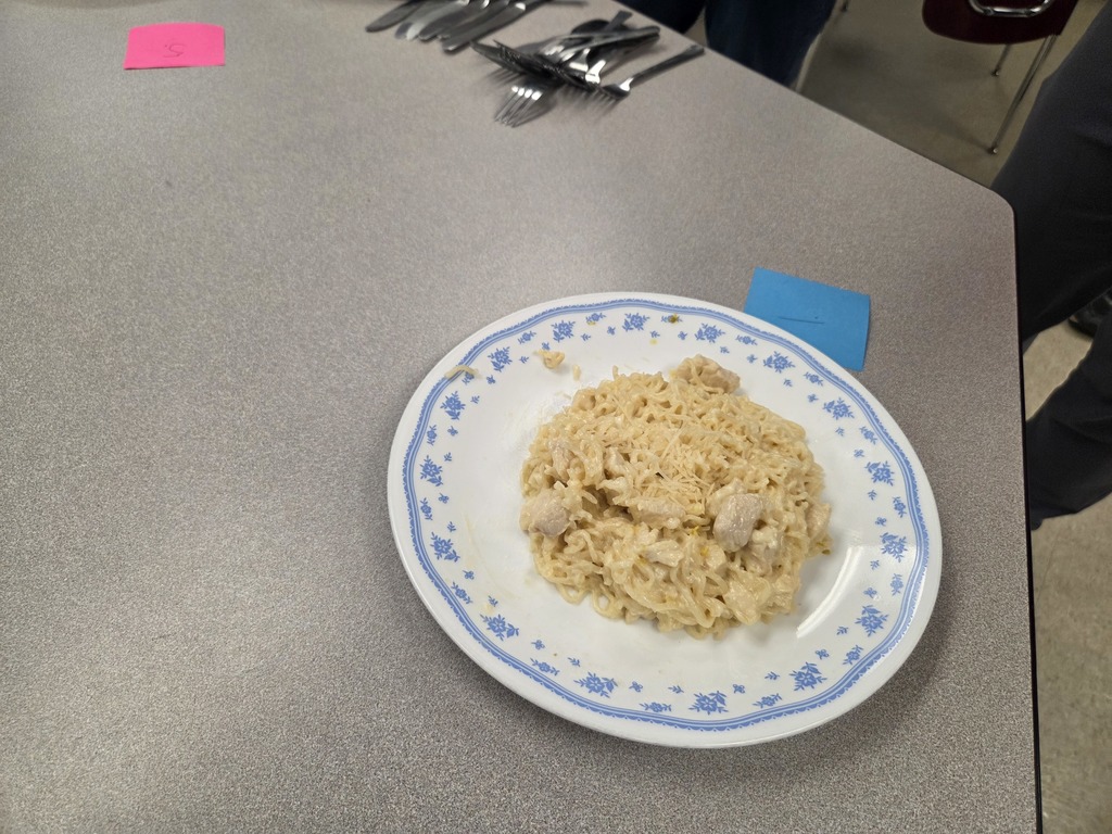 A plate of chicken Alfredo pasta.