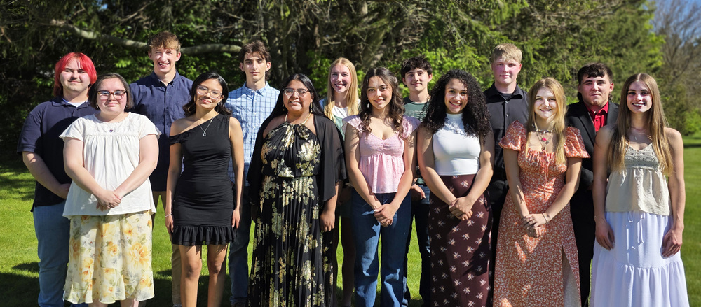 Group photo of outstanding students