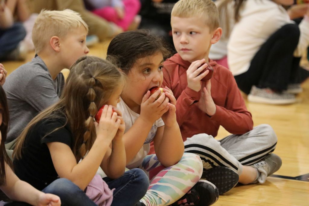 students eating apples