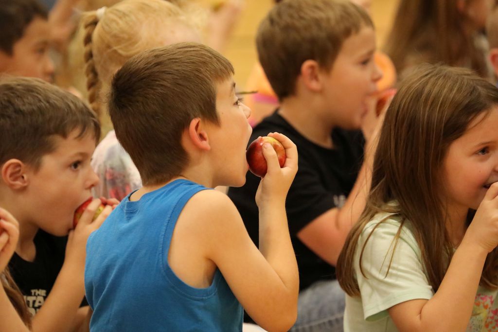 students eating apples