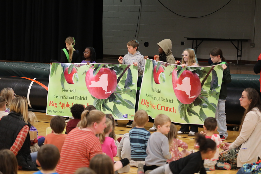 students holding up the apple crunch signs