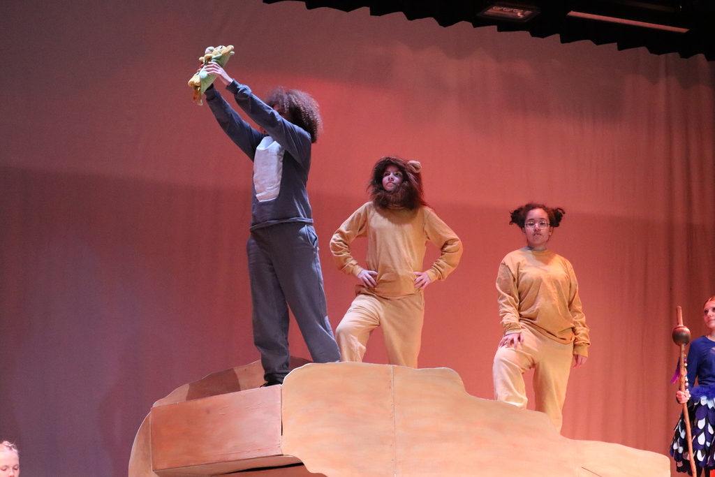 4 students acting out the pride rock scene