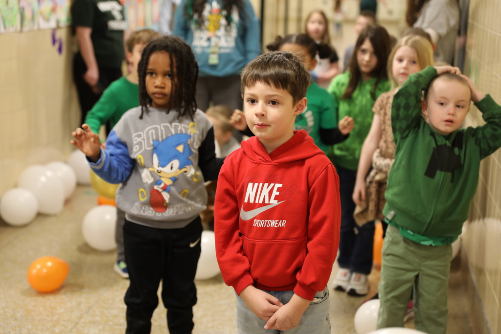 kids waiting for the balloon pop to start