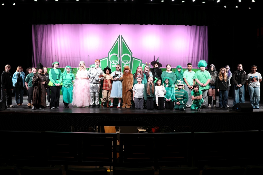 the cast and crew of the wizard of oz on stage