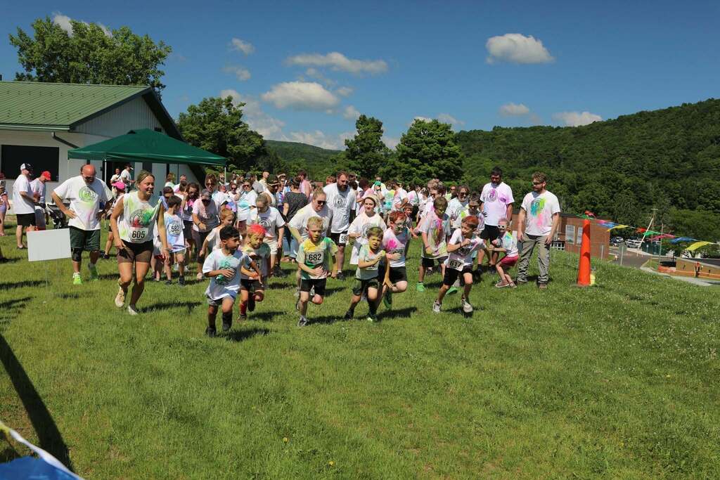 a large group of people starting the run