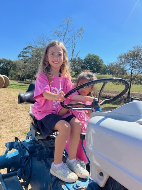 kinder field trip to Johnny Wilson Farm