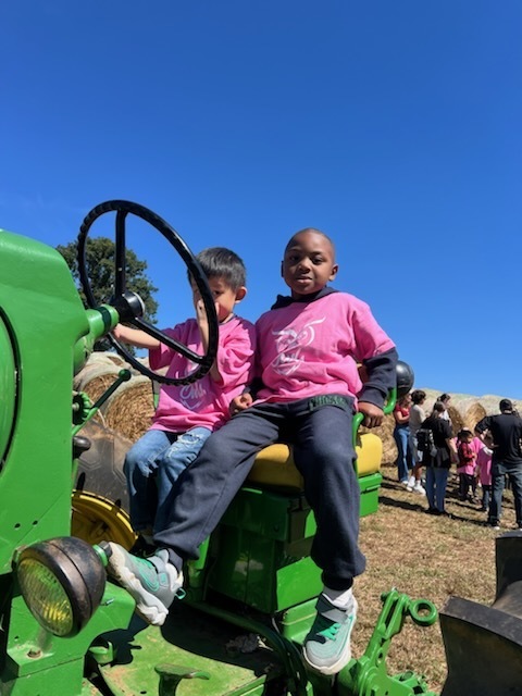 kinder field trip to Johnny Wilson Farm