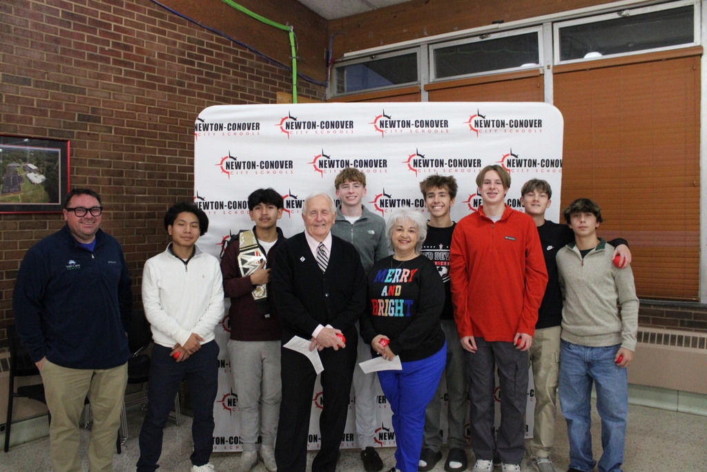JERRY HODGE AND MARY YOUNG PICTURED WITH MENS SOCCER TEAM
