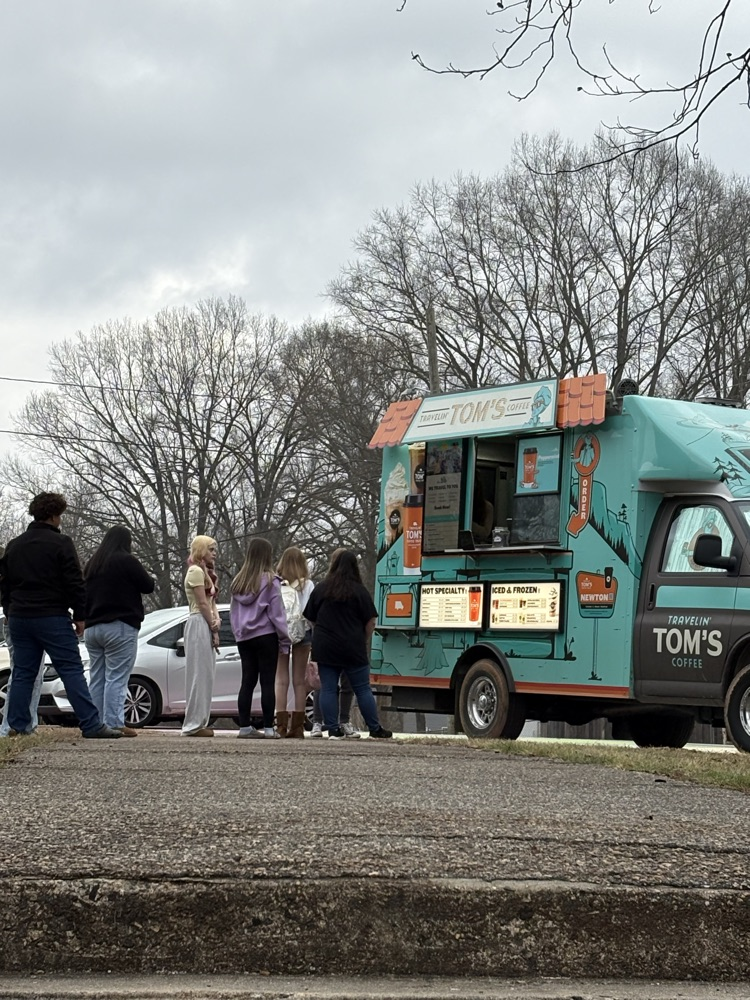 DHS students lined up at Tom’s Coffee Truck