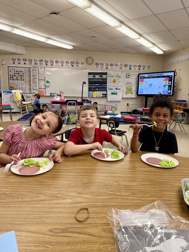 Ms. Yang’s kindergarten class had a Seuss-tastic time celebrating the wonderful world of Dr. Seuss! After reading the classic story Green Eggs and Ham, our curious kindergarteners decided to be brave like Sam-I-Am and give green eggs and “ham” a try.