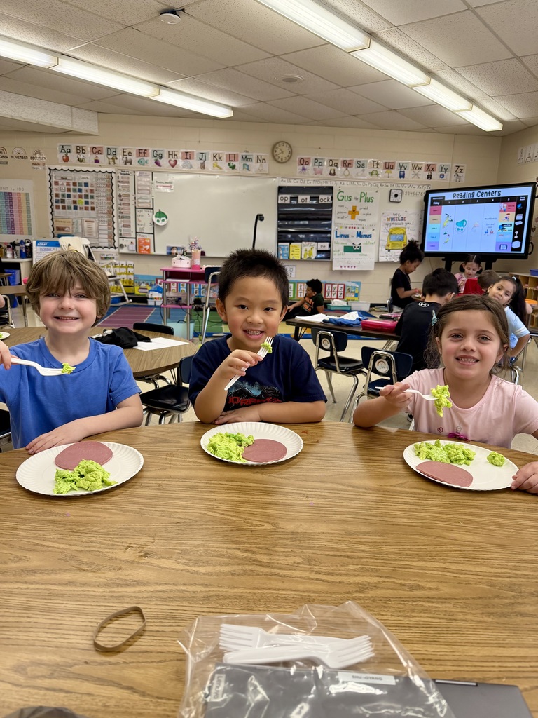 Ms. Yang’s kindergarten class had a Seuss-tastic time celebrating the wonderful world of Dr. Seuss! After reading the classic story Green Eggs and Ham, our curious kindergarteners decided to be brave like Sam-I-Am and give green eggs and “ham” a try.