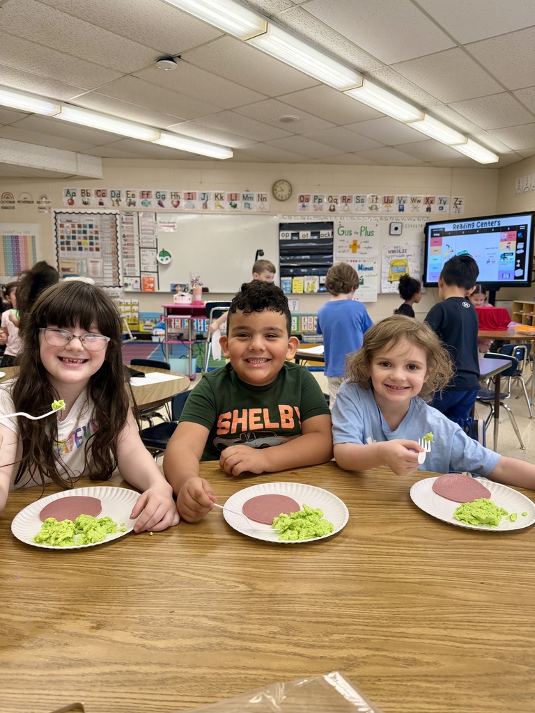 Ms. Yang’s kindergarten class had a Seuss-tastic time celebrating the wonderful world of Dr. Seuss! After reading the classic story Green Eggs and Ham, our curious kindergarteners decided to be brave like Sam-I-Am and give green eggs and “ham” a try.