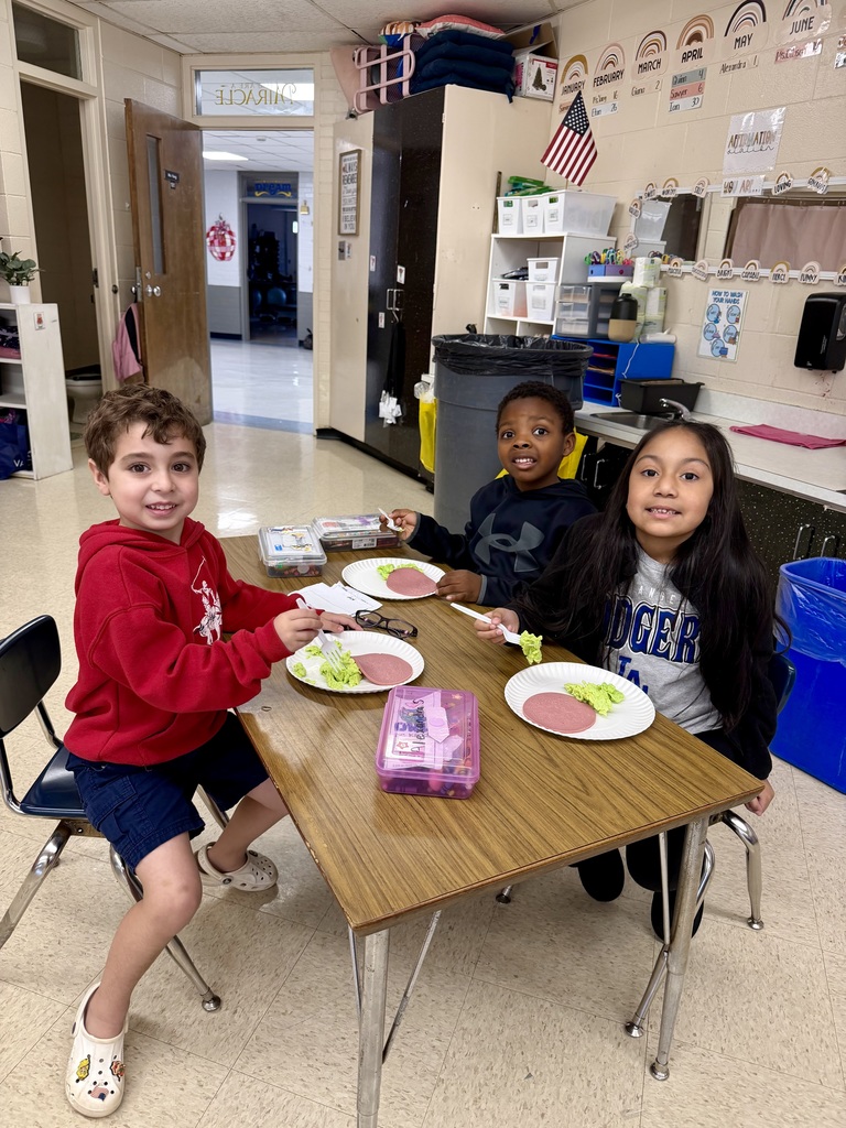 Ms. Yang’s kindergarten class had a Seuss-tastic time celebrating the wonderful world of Dr. Seuss! After reading the classic story Green Eggs and Ham, our curious kindergarteners decided to be brave like Sam-I-Am and give green eggs and “ham” a try.