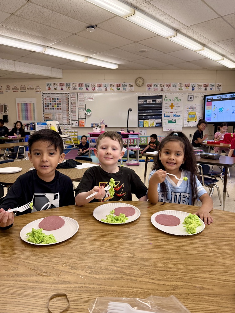 Ms. Yang’s kindergarten class had a Seuss-tastic time celebrating the wonderful world of Dr. Seuss! After reading the classic story Green Eggs and Ham, our curious kindergarteners decided to be brave like Sam-I-Am and give green eggs and “ham” a try.