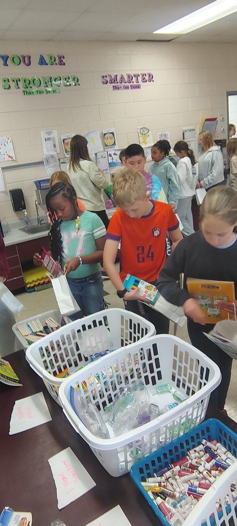 Shuford’s National Junior Beta Club has been hard at work preparing “Blessing Bags” for their upcoming visit to Abernethy Laurels Retirement Community. Filled with thoughtful items and heartfelt care, these bags are a small way our students are showing kindness, compassion, and a commitment to serving others. We are so proud of our Beta members for taking the time to give back and make a positive impact in the lives of others. Their dedication truly reflects the spirit of leadership and service! 💙